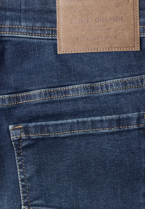 Straight Leg Jeans im Regular Fit indigo blue wash Dunkelblaue Jeans mit sichtbaren Gesäßstaschen und Lederetikett am Bund.