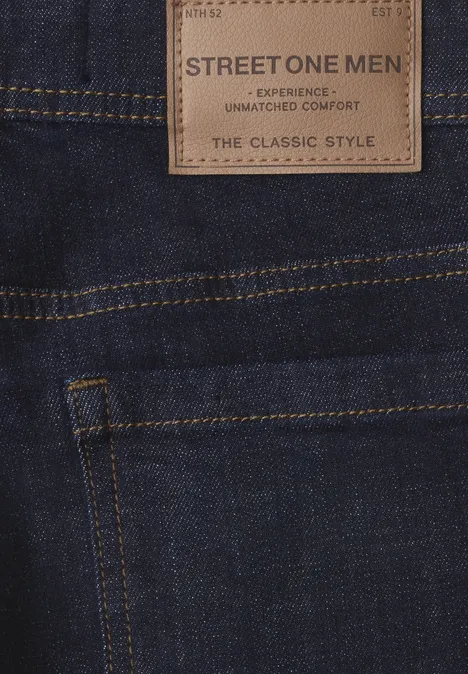 Dunkle Herren-Jeans mit sichtbarer Leder-Patch 'STREET ONE MEN THE CLASSIC STYLE' oberhalb der Tasche.