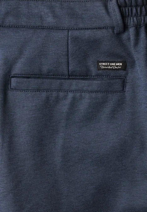 Dunkelblaue Sporthose mit Gummibund, aufgesetzter Gesäßtasche und Street One Men Label-Patch.