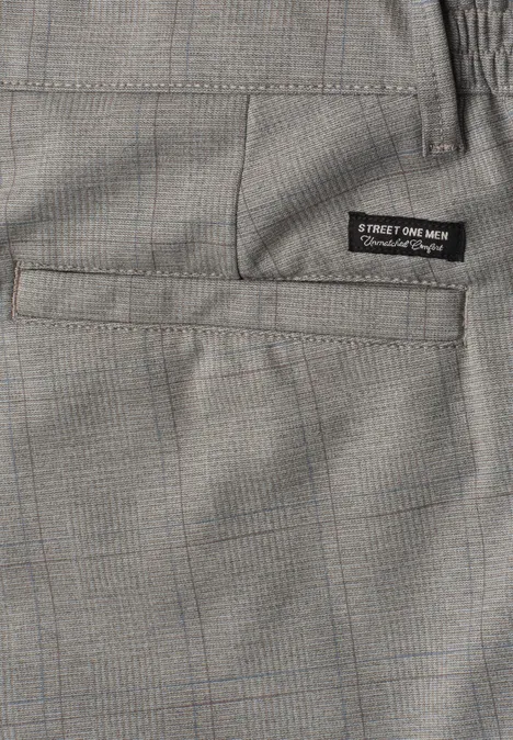 Graue, kariert gemusterte Herrenhose mit aufgenähter 'STREET ONE MEN'-Label über einer Gesäßtasche.