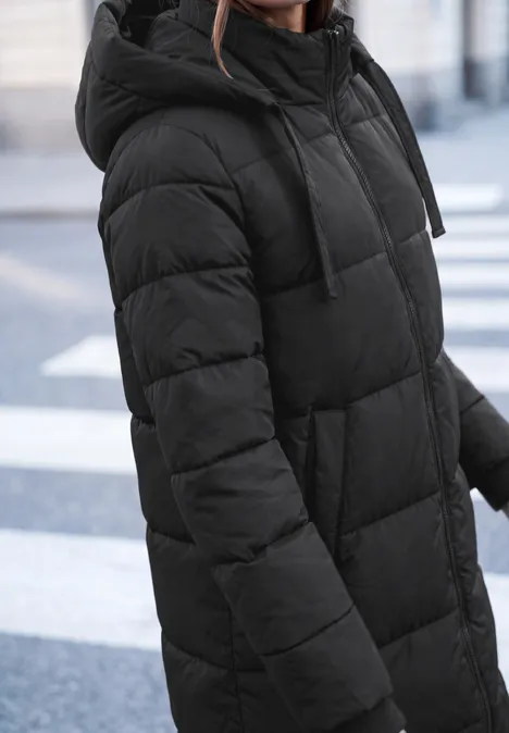 Schwarze, gesteppte Winterjacke mit Kapuze und Reißverschluss, getragen auf gepflastertem Boden.