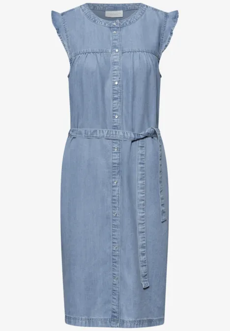 Ärmelloses hellblaues Jeanskleid mit Knopfleiste und Taillengürtel, knielang.