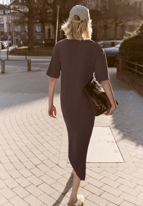 Midi-jurk met ronde hals en knoopdetail mahogany brown