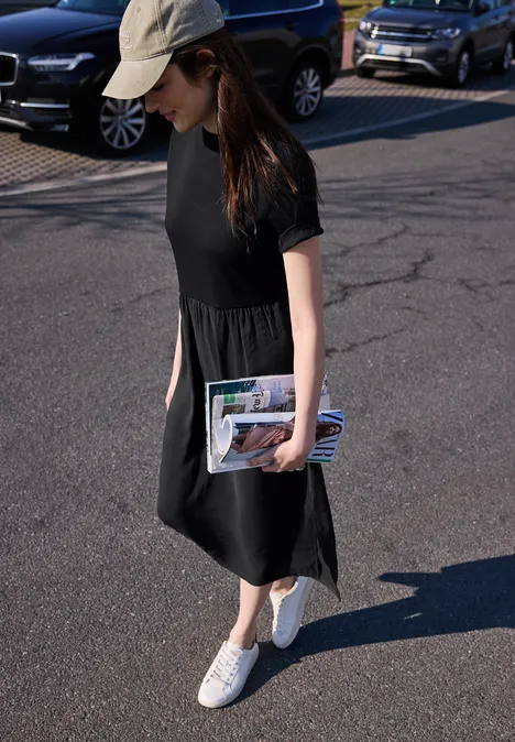 Robe midi à col rond et mélange de structures Black