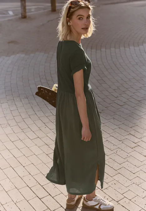 Midi-Kleid mit Rundhals und Strukturmix oil green Midi-Kleid mit Rundhals und Strukturmix oil green