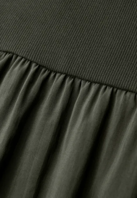 Midi-Kleid mit Rundhals und Strukturmix oil green Midi-Kleid mit Rundhals und Strukturmix oil green