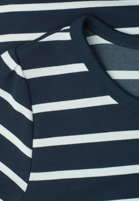 Close-up van een donkerblauw shirt met witte horizontale strepen.