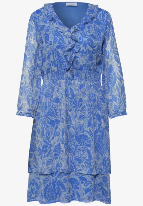 Blauwe, knielange jurk met wit bloemenpatroon, V-hals, ruches en driekwartmouwen.