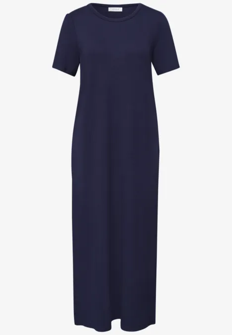 Een eenvoudig marineblauw T-shirtjurk met korte mouwen en een enkellange, rechte pasvorm.