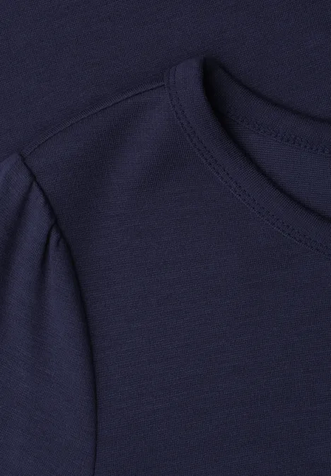 Twee donkerblauwe T-shirts met ronde hals, dicht op elkaar gelegd.