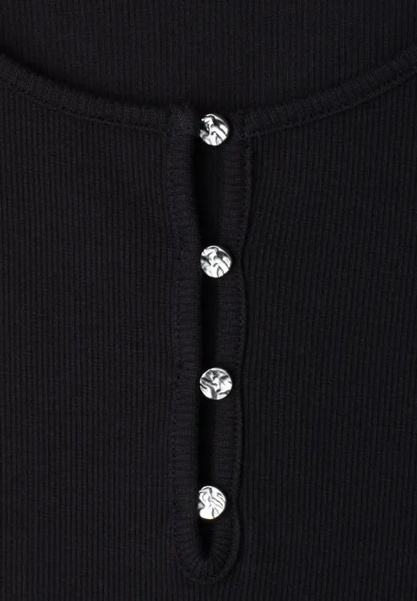 Zwarte, geribbelde top met glinsterende sierknopen.