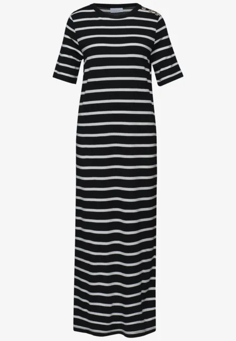 Een zwart-witte gestreepte maxi-jurk met korte mouwen.