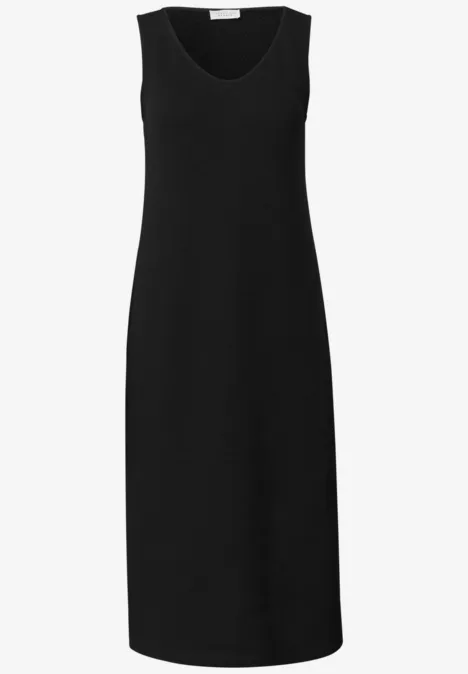 Schlichtes ärmelloses schwarzes Midikleid mit Rundhalsausschnitt und geradem Schnitt.