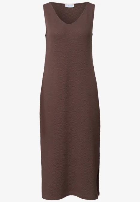 Braunes, ärmelloses Strickkleid in knie- bis wadenlanger Länge mit V-Ausschnitt.