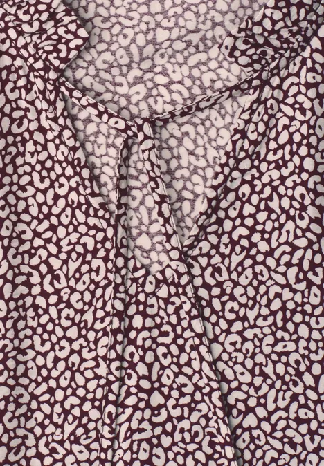 Knielanges Kleid mit V-Neck und Print vanilla sand Braun-beige Blusenstoff mit Leopardenmuster, in der Bildmitte geknotet.