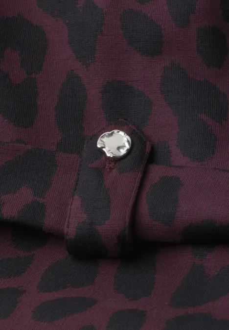 Midkleid mit Rundhals und Leo-Muster very berry Nahaufnahme eines dunkelvioletten Textils mit schwarzen Leopardenflecken und funkelndem Knopf