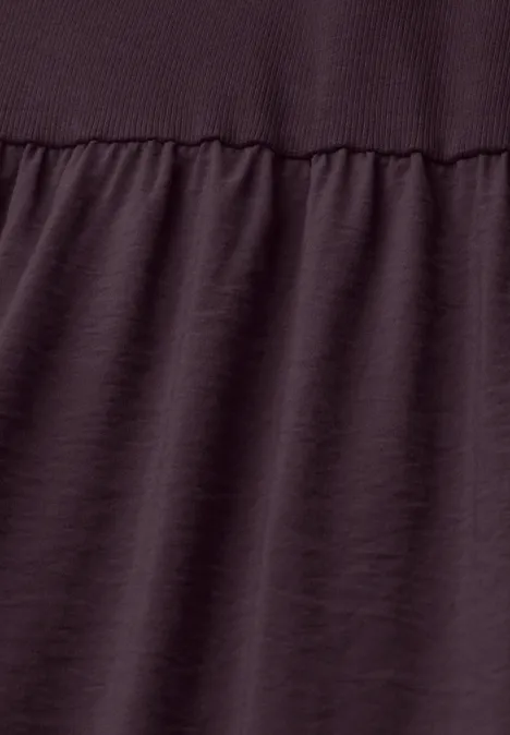 Midikleid im Strukturmix mit Rundhals very berry Nahaufnahme von dunkelviolettem Stoff mit geripptem Oberteil und glatter Unterseite, verbunden durch eine Naht.