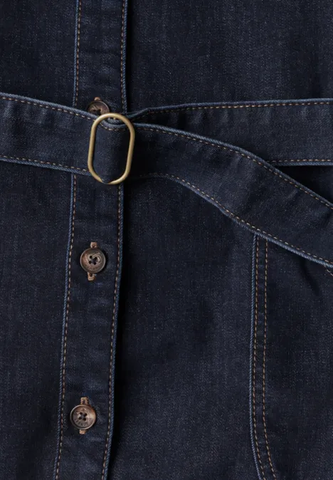 Nahaufnahme eines dunkelblauen Denimkleids mit Knopfleiste und Taillengürtel mit goldener Schnalle