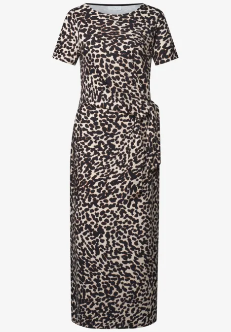 Langes Damenkleid mit kurzem Ärmel und Leopardenmuster.