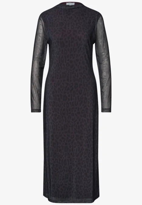 Langes, eng anliegendes Kleid mit dezentem Tiermuster und langen Ärmeln.