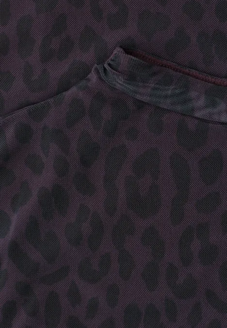 Dunkelviolettes Kleidungsstück mit Leopardenmuster und sichtbarer Naht am Kragen