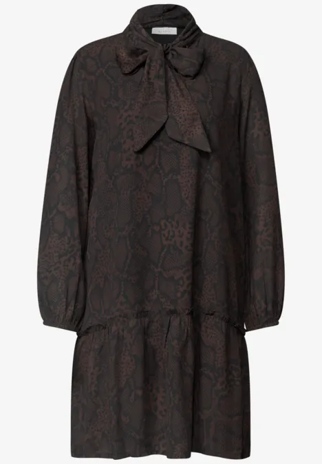 Knielanges Chiffonkleid mit Schalkragen charred brown Dunkles, langärmliges Kleid mit Schluppenkragen, dezentem Animal-Print und lockerem Stufenrock.