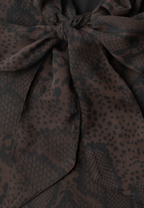 Knielanges Chiffonkleid mit Schalkragen charred brown Brauner Stoff mit Animal-Print in Leoparden- und Schlangenhautmuster, in einer Schleife gebunden.