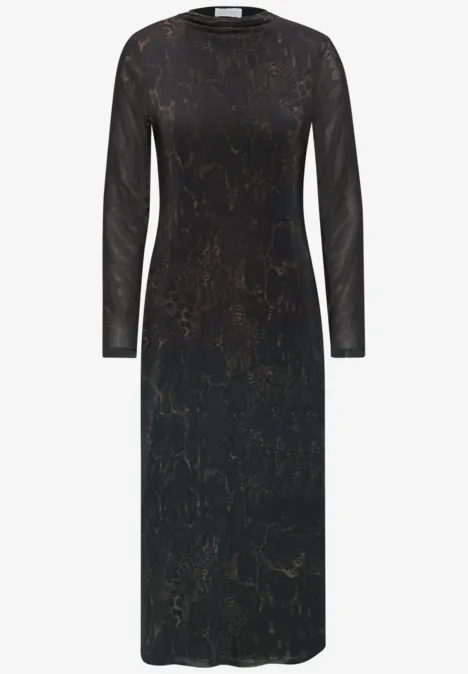 Midikleid aus Mesh mit Snake-Print charred brown Ein schwarzes, knielanges Kleid mit langen Ärmeln und dezentem rostfarbenem Muster.