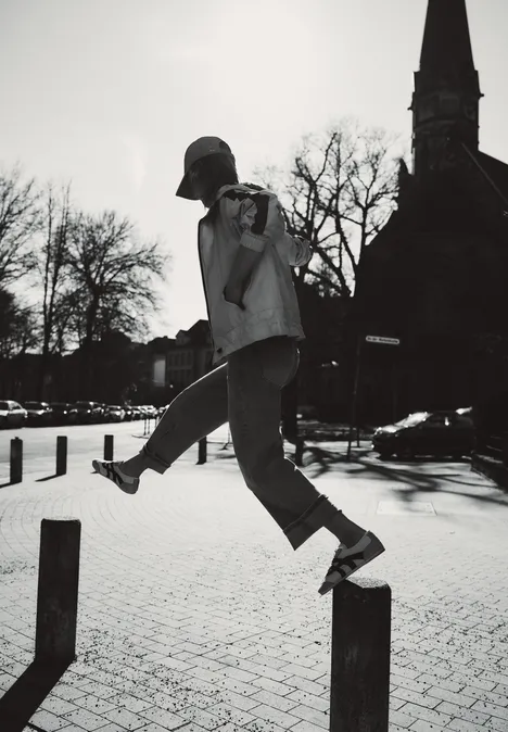 Jacke mit Kapuze und Tapedetail powder beige