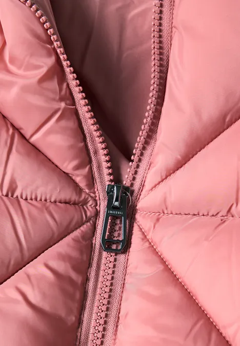 Kurze Jacke mit Stehkragen und Steppmuster Dark Vintage Rose Detailaufnahme einer rosa Steppjacke mit hervorgehobenem Reißverschluss.