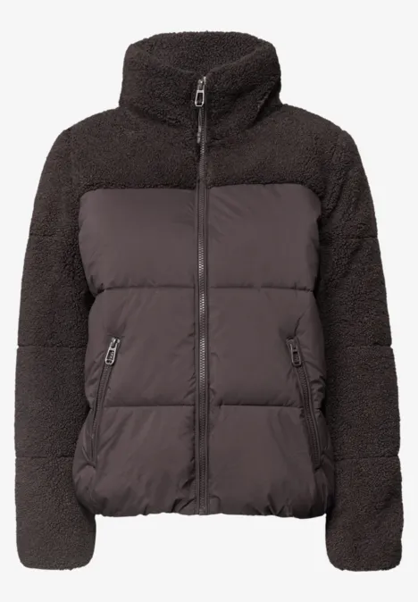Donkergrijze gewatteerde jas met teddyfleece-voering, ritssluiting en opstaande kraag.