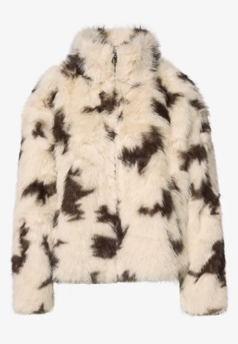 Veste en fausse fourrure crème à taches brunes irrégulières, col montant et coupe décontractée.