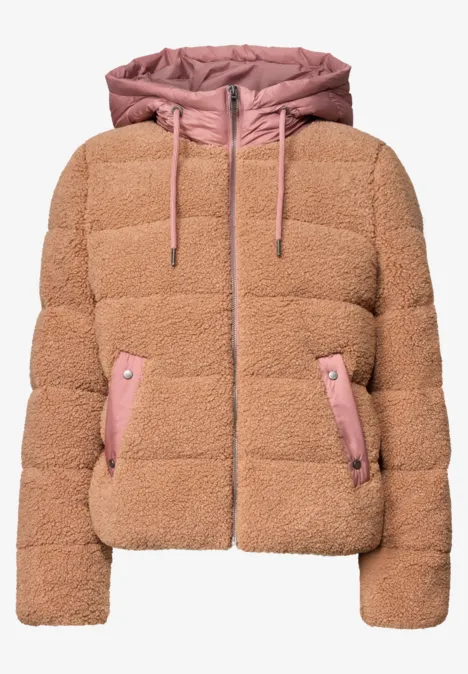 Veste en peluche à capuche avec des détails en softshell Honey Brown Teddyfell-Pufferjacke in Braun mit rosafarbener Kapuze und Taschen, kurz geschnitten