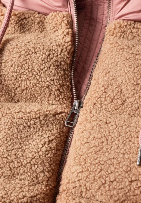 Veste en peluche à capuche avec des détails en softshell Honey Brown Nahaufnahme eines braunen Teddy-Fleece-Pullovers mit sichtbar geöffnetem Reißverschluss.