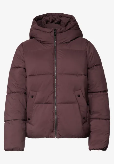 Dunkelrote, wattierte Daunenjacke mit Kapuze und Reißverschluss.