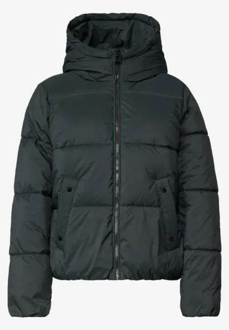 Schwarze Steppjacke mit Kapuze und Reißverschluss, warm und tailliert.