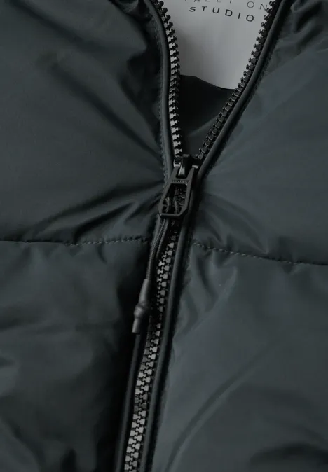 Nahaufnahme einer schwarzen Steppjacke mit mittigem Reißverschluss und Kordelzug.