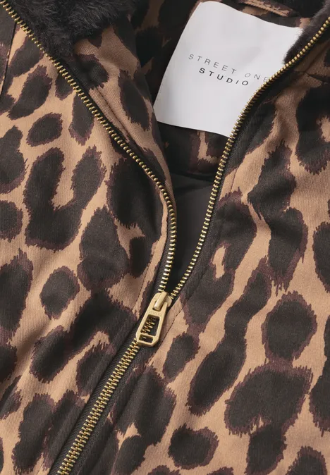 Helle Leopardenmuster-Jacke mit goldfarbenem Reißverschluss und Label „SWEET STUDIO“, Detailaufnahme.