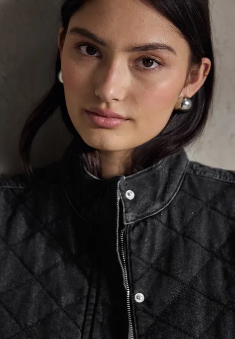 Jeansjacke in Stepp-Optik black wash