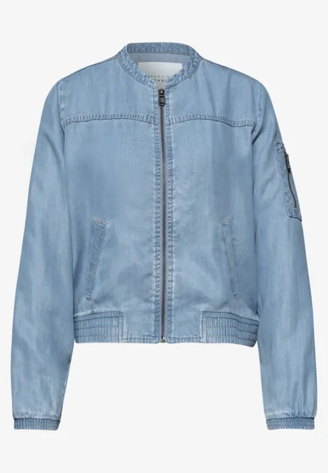 Lichtblauwe denim bomberjack met ritssluiting en zakken.