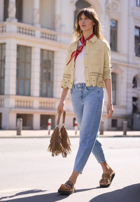 Jacke aus Velours mit Cut-Out Details warm beige Jacke aus Velours mit Cut-Out Details warm beige