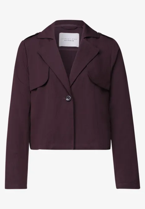 Kurze lila Jacke mit Hemdkragen, Knopfverschluss und aufgesetzten Taschen.