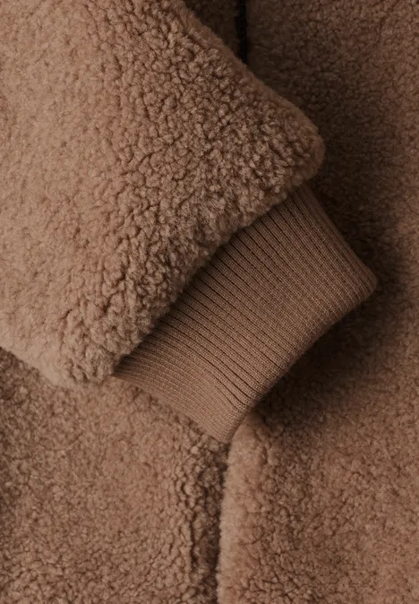 Braune Teddy-Fleecejacke mit weichem, kuscheligem Stoff und elastischem Rippbündchen.