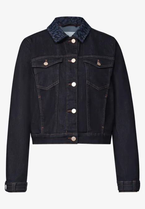 Dunkelblaue Jeansjacke mit Metallknöpfen und gemustertem Kragen.