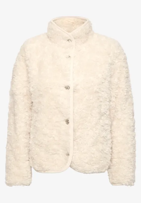 Kurze cremefarbene Teddy-Fleece-Jacke mit Stehkragen und Knopfleiste.