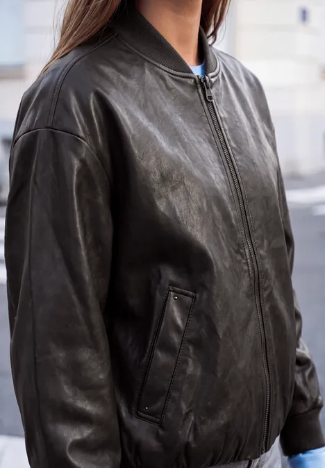 Blouson aspect cuir charred brown Schwarze Lederjacke im Bomberstil mit Reißverschluss, lässig geschnitten.