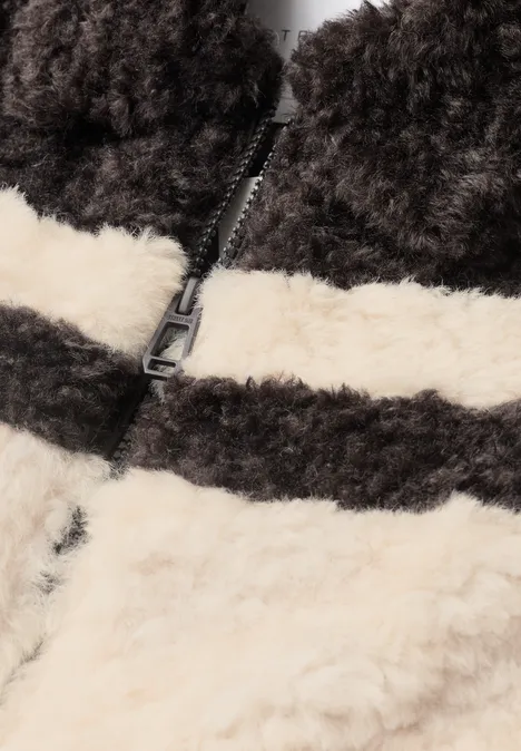 Flauschige Teddy-Jacke mit Reißverschluss in Schwarz-Weiß-Streifen.