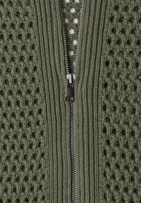 Cardigan mit Rundhals und Zipper Lichen Green Nahaufnahme eines grünen Strickstoffs mit Reißverschluss in der Mitte.