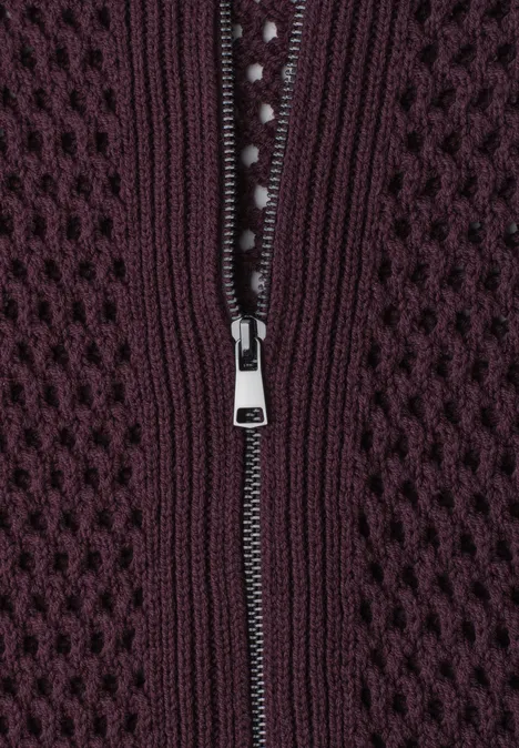Cardigan mit Rundhals und Zipper very berry Nahaufnahme eines dunkelvioletten Strickstoffs mit einem silbernen Reißverschluss