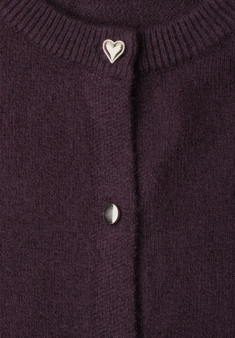 Cardigan mit Rundhals und Knöpfen very berry mel. Dunkellila Strickjacke mit Herzknopf und silbernen Besätzen